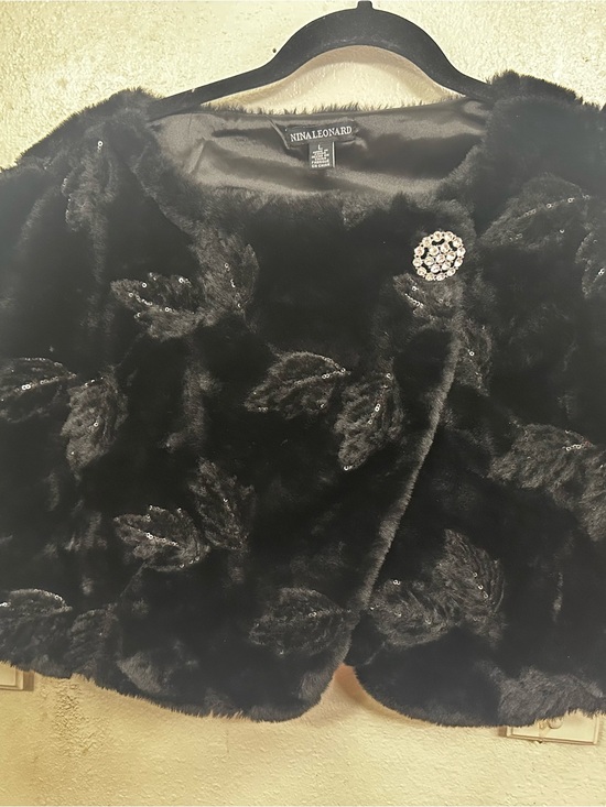 Nina Leonard Jackets & Blazers - Nina Leonard Black Faux Fur Cropped Jacket with Brooch